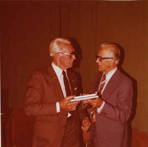 22918 Afscheid de heer Veldwachter als raadslid en wethouder.Mede-raadslid C. van den Berg biedt een attentie aan, 31-08-1978