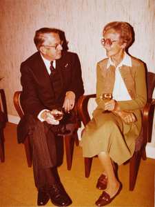 22922 Afscheid H. Veldwachter als wethouder en raadslid.Burgemeester Crommelin in gesprek met mevrouw Veldwachter., ...