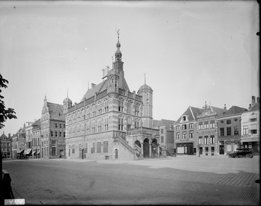 798 Brink. De Waag vanuit Menstraat, auto staat geparkeerd. Achter de Waag het burgerlogement ‘Heineken Bierhuis’, ...