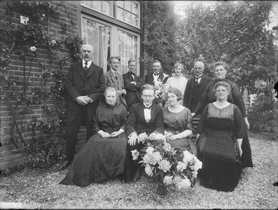 809 Groepsportret, onbekend gezelschap in tuin voor huis, 1900-01-01