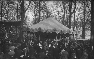 815 Worp, draaimolen. Kermis in het Worpplantsoen achter het IJsselhotel. Tot in de jaren 1950 werd hier met Pasen een ...