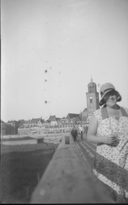 256 Mensen op Schipbrug. Achtergrond: Lebuinustoren. Vrouw op voorgrond: Tat Roosdorp?, 01-01-1920 - 01-01-1948