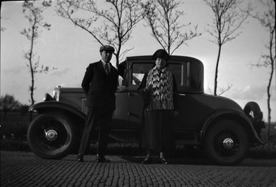 258 Man en vrouw poseren naast een auto. Alex en Marie Roosdorp?, 01-01-1920 - 01-01-1960