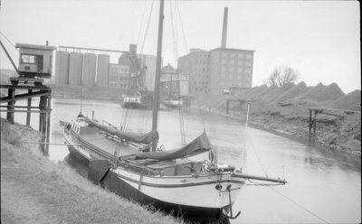 265 Haven en kanaal met schepen bij Noury en Van de Lande, aan de Teugseweg., 01-01-1920 - 01-01-1960