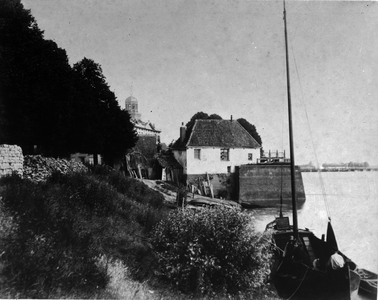 280 Reproductie, foto gemaakt door M. Bosse, van Bastion Graaf van Buren, gezien vanuit het Noorden., 10-04-1945 - 30-04-1945