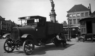 284 Brink, bij de fontein. Vrachtauto. Man en vrouw op stoeltje ernaast., 10-04-1945 - 30-04-1945