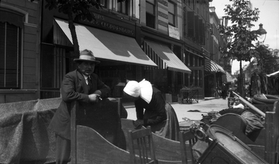 285 Meubels op straat, voor Peek en Cloppenburg aan de Brink. Man en vrouw., 10-04-1945 - 30-04-1945