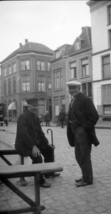 286 Twee heren met pet. Nieuwe Markt., 10-04-1945 - 30-04-1945