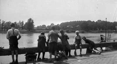 288 Kinderen aan de kade langs de IJssel., 10-04-1945 - 30-04-1945
