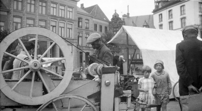 291 Markt op de Brink, ter hoogte van het Penninckshuis. Scharensliep?, 10-04-1945 - 30-04-1945