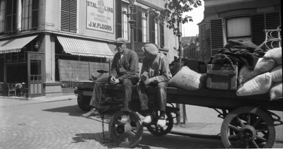 292 Brink. Werklieden op een kar. Muurreclame van J.W. Floors, ter hoogte van de Rijkmanstraat., 10-04-1945 - 30-04-1945