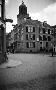 297 Vispoort. Links drogisterij Kemperman. Rechts Waterstraat., 10-04-1945 - 30-04-1945