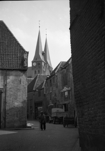 302 Roggestraat met zicht op Bergkerk. Wagenmakerij Roskam., 10-04-1945 - 30-04-1945