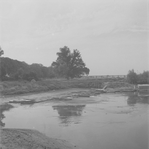 409 IJssel. Laag water. Spoorbrug in de verte., 01-01-1920 - 01-01-1948
