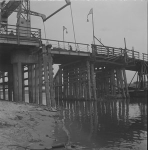 412 IJssel. Laag water. Schipbrug gezien van onderaf., 01-01-1920 - 01-01-1948
