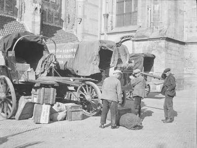 414 Grote Kerkhof naast de Lebuinuskerk. Huifkarren en handelaren., 01-01-1920 - 01-01-1948