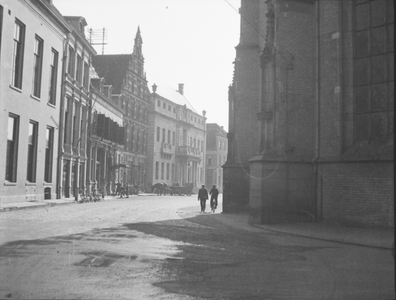 417 Zicht op Grote Kerkhof vanaf Grote Poot, met Stadhuis, Landshuis en Lebuinuskerk., 01-01-1920 - 01-01-1948