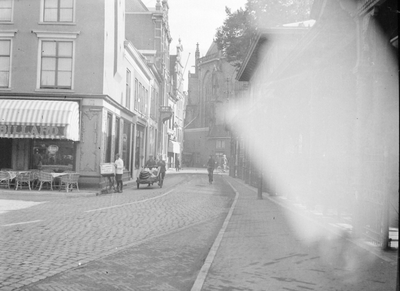 418 Kleine Poot gezien vanaf de Stromarkt. Rechts de Botermarkt. Links café Billard., 01-01-1920 - 01-01-1948