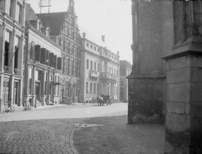 422 Zicht op Grote Kerkhof vanaf Grote Poot, met Stadhuis, Landshuis en Lebuinuskerk., 01-01-1920 - 01-01-1948