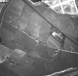 145 -LF Rechtsboven en rechtsonder: Schipbeek; rechtsboven: aanleg industrieterrein Kloosterlanden., 1971-03-29