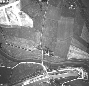 146 -LF Onder: Schipbeek, aanleg rijksweg E8 (A1); van boven naar onder: Hunneperweg; rechtsboven: spoorlijn Deventer - ...