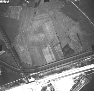 147 -LF Onder: Schipbeek, aanleg rijksweg E8 (A1); links: spoorlijn Deventer - Zutphen., 1971-03-29