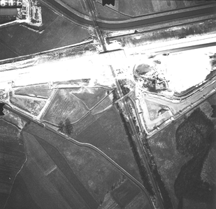 157 -LF Aanleg rijksweg E8 (A1). Van boven naar onder: spoorlijn Deventer - Zutphen; boven: Schipbeek; onder: ...