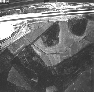 158 -LF Aanleg rijksweg E8 (A1), net ten oosten van spoorlijn Deventer - Zutphen. Geheel boven: Schipbeek., 1971-03-29