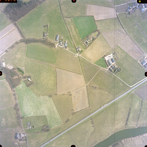 5078 -LFDI Links: Randerstraat, midden: Wildenbergsweg, rechtsonder: IJsseldijk, Munninkenhank, 1996-04-05