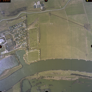 5080 -LFDI Camping De Scherpenhof (Terwolde); onder: IJssel; boven: IJsseldijk., 1996-04-05