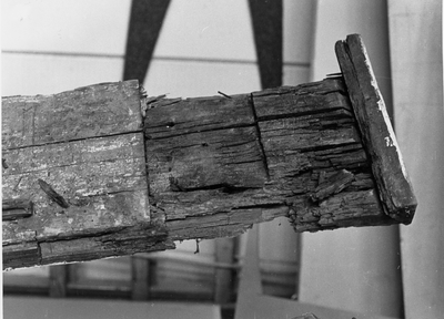 1054 Detail lijst voorgevel (gefot. i.v.m. zwamvorming), zie ook nr. 82-067-65, 01-11-1982