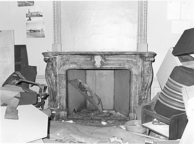 1104 Begane grond rechtergedeelte achterzijde. Schoorsteenmantel., 01-08-1980