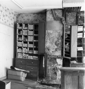 1120 Linker deel wand met vakkenkast in achterkamer op verdieping, 01-07-1989