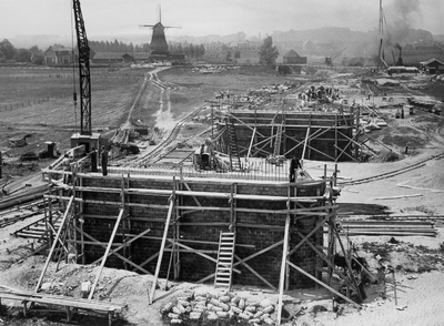 2536 Ijsselbrug, bouwen van de pijlers.
