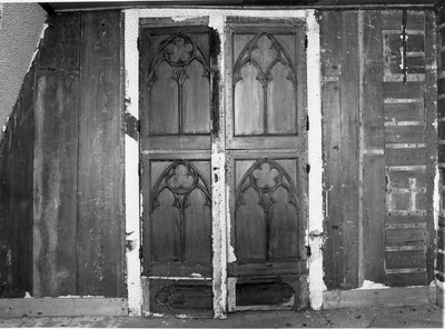 954 Deuren slaapkamer, na verwijdering bespanning + behang. Hergebruikte panelen en deurtjes van de kerkbanken van de ...