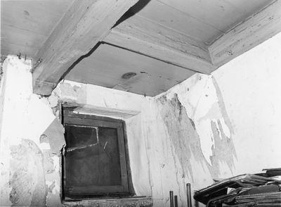 955 Zolderbalklaag vanuit slaapkamer, zijde Kranensteeg, 01-01-1979