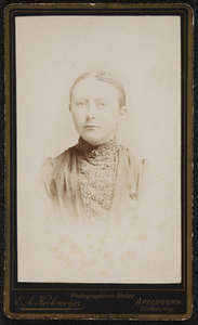 82 Carte de Visite van Mina Brouwer, dochter van Jacob Brouwer en Daatje Overbosch., 1894-01-01