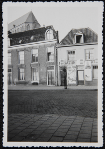 14 Reproductie van een foto. Ca. 1925. Panden aan het Bergschild, links nr. 39 in bezit geweest van de fam. Nering ...