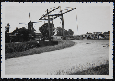 17 Reproductie van een foto. Snipperlingsdijk, brug over Overijssels kanaal. Op de achtergrond de achtkantige ...