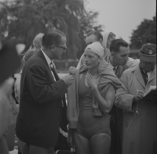 1946 Zwolle - Dames Zwemkampioenschappen Nederland - Amerika. De 100 meter vlinderslag voor dames met Marian Heemskerk ...