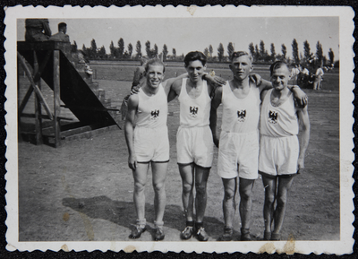 20 Reproduktie van een foto. 4 atleten van atletiekvereniging Daventria op de sintelbaan van het Gemeentelijk Sportpark ...