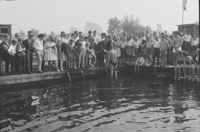2067 Zwemwedstrijden in zwembad de Lange Kolk in Den Nul bij Olst., 01-01-1960 - 31-12-1964
