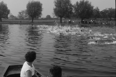 2072 Zwemwedstrijden in zwembad de Lange Kolk in Den Nul bij Olst., 01-01-1960 - 31-12-1964