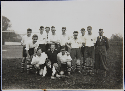 21 Reproduktie van een foto. Elftal van voetbalvereniging Daventria. Op achterste rij 4e van links de heer ...