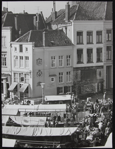 22 Deel van de wekelijkse warenmarkt op de Brink, t.pl.v. de Penninckshoek. Op de hoek het Deventer Koek huis en rechts ...