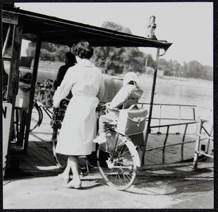 3 Het pontje De Stokvis vaart ook de wielrijders naar de overkant., 01-01-1961 - 31-12-1970