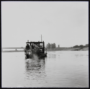 5 Het pontje De Stokvis onderweg naar de Worp., 01-01-1961 - 31-12-1970