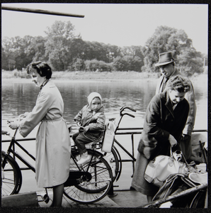 7 Het pontje De Stokvis is een veel gebruikte verbinding voor voetgangers en wielrijders tussen de stad Deventer en de ...