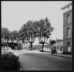 9 Kazerne De Boreel. Links staat nog een gedeelte van de winkelpanden te wachten op de sloop. In het midden het nieuwe ...
