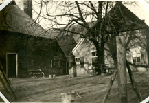223-019 Halle-huis-boerderij. Zijkant woonhuis, daarachter twee hallen